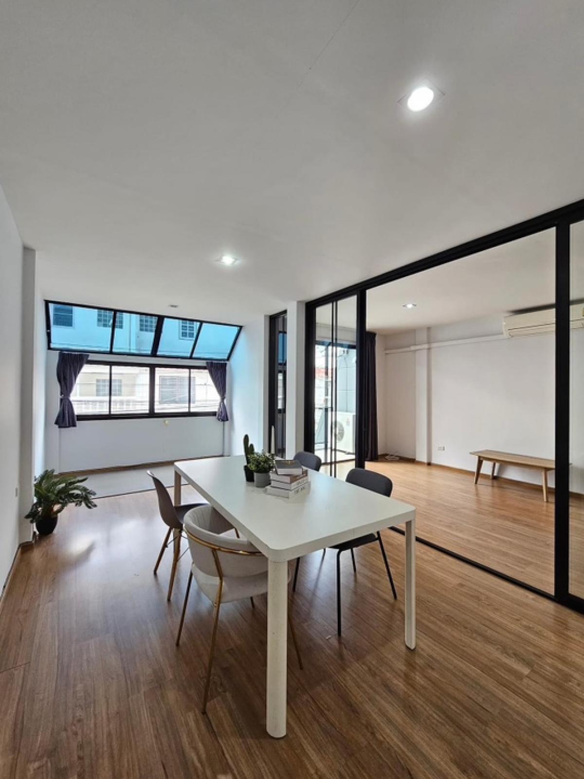 For SaleTownhomeSukhumvit, Asoke, Thonglor : 📢👇Sell with tenant til 2028
Urgent! 3-Storey Townhouse in Ekkamai. 3 Bedrooms / 3 Bathrooms 16.7MB with tenant. Attractive Yield: 6.3%