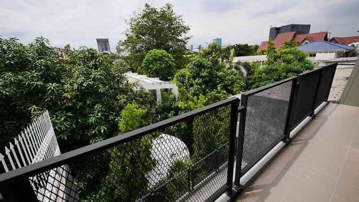 For SaleTownhomeSukhumvit, Asoke, Thonglor : 📢👇Sell with tenant til 2028
Urgent! 3-Storey Townhouse in Ekkamai. 3 Bedrooms / 3 Bathrooms 16.7MB with tenant. Attractive Yield: 6.3%