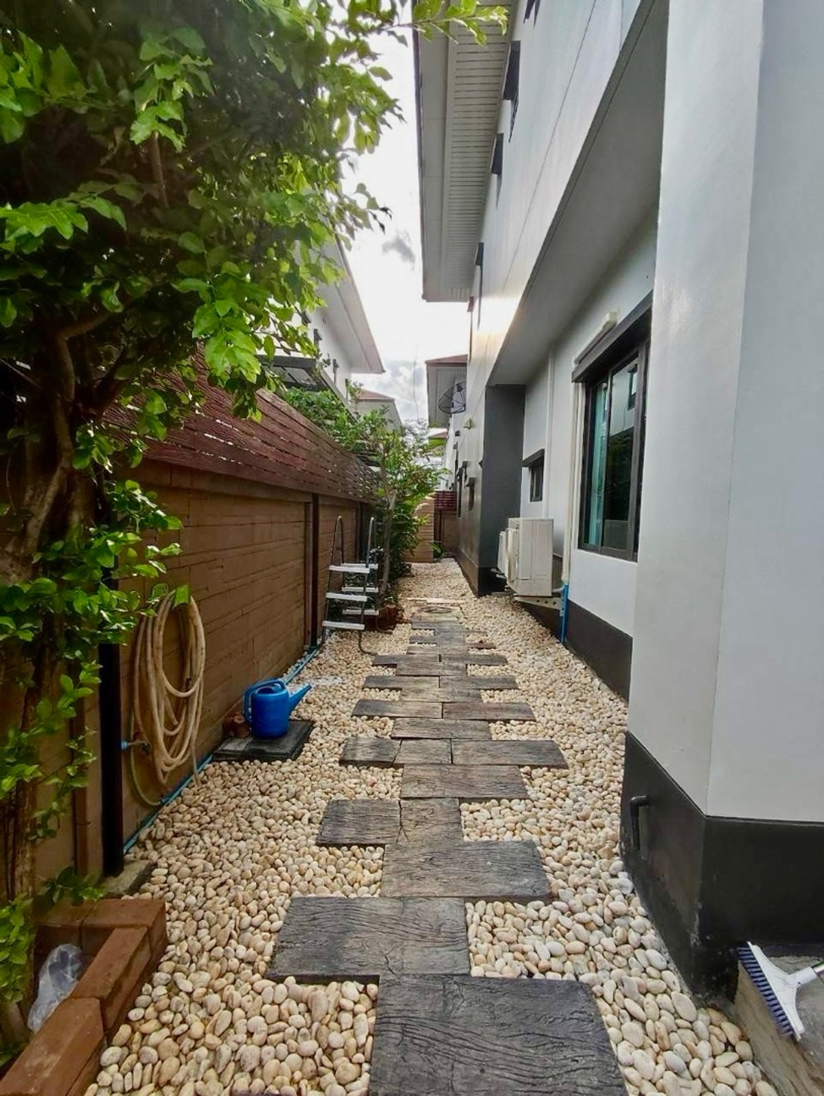 ให้เช่าบ้านพัฒนาการ ศรีนครินทร์ : ว่างพร้อมเช่า !! Detached house near Brighton international school. 4 beds 4 baths with 1 maid room. The best price and available now in #SetthasiriKrungtheekreetha