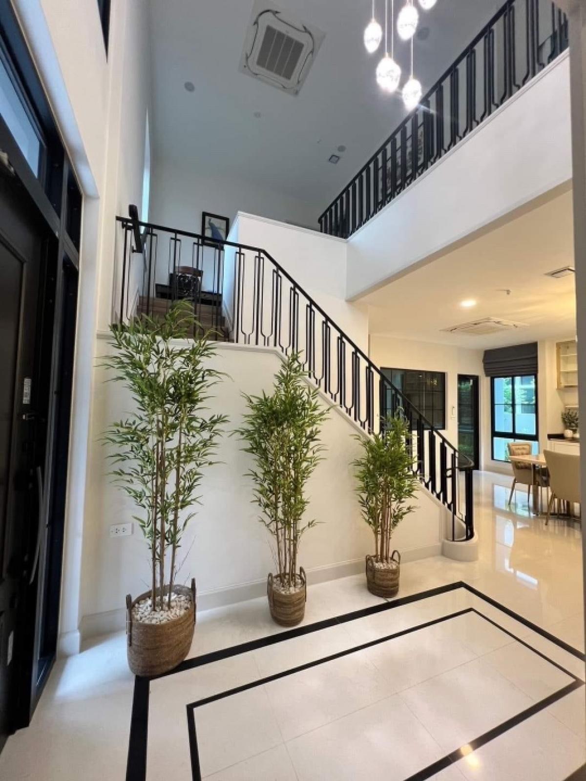 ให้เช่าบ้านพัฒนาการ ศรีนครินทร์ : 📢👇 The luxury house in good compound and security at Nantawan Rama 9 - New Krungthepkreetha,  located near Brighton International School, Wellington International School, and Suvarnabhumi Airport, fully furnished.