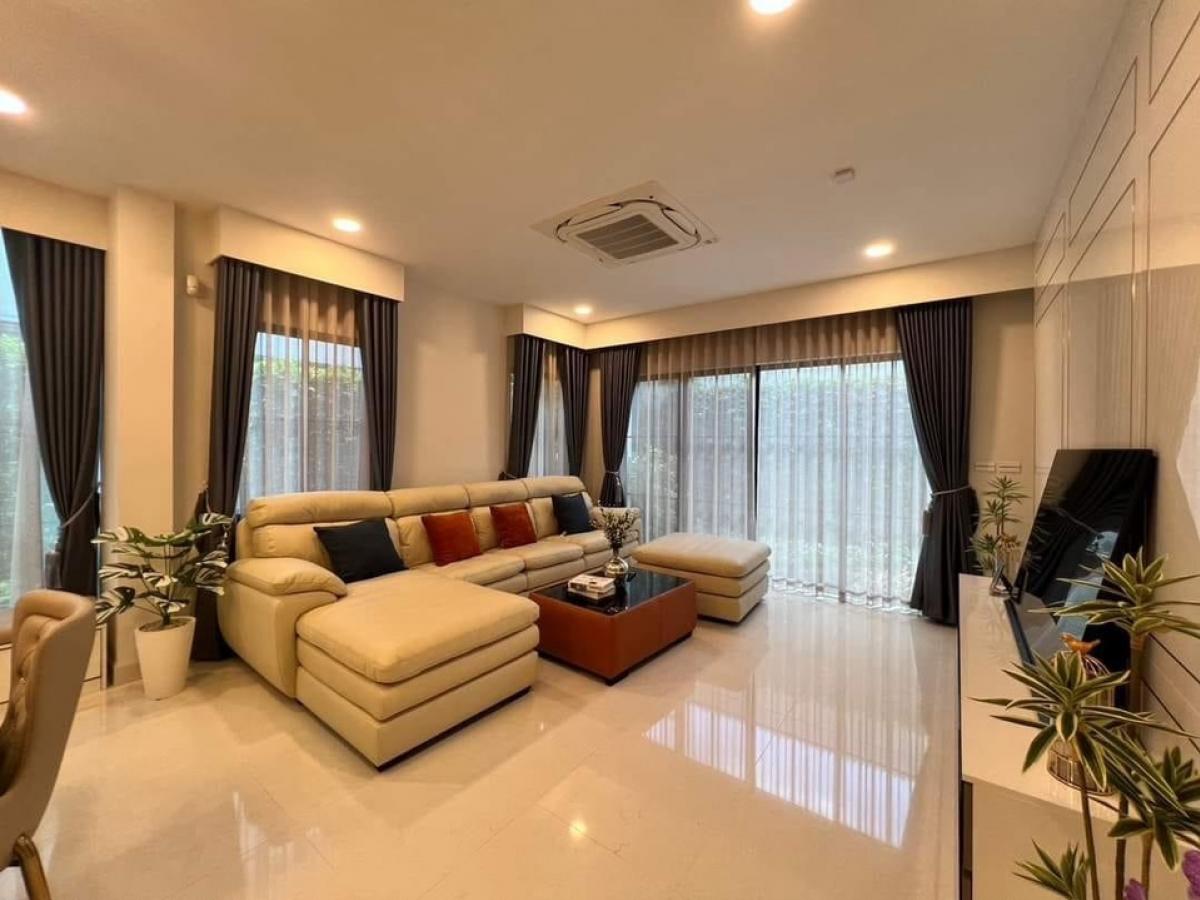 ให้เช่าบ้านพัฒนาการ ศรีนครินทร์ : 📢👇 The luxury house in good compound and security at Nantawan Rama 9 - New Krungthepkreetha,  located near Brighton International School, Wellington International School, and Suvarnabhumi Airport, fully furnished.