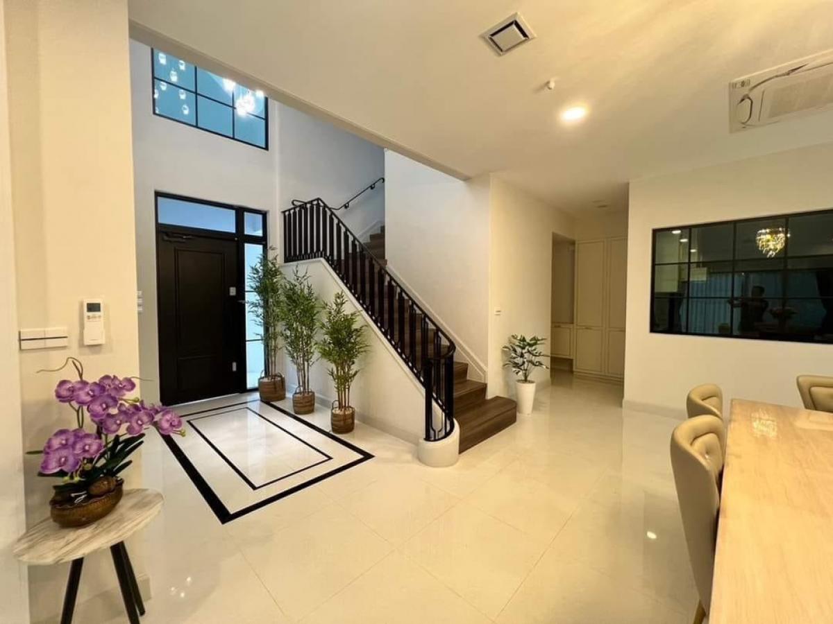 ให้เช่าบ้านพัฒนาการ ศรีนครินทร์ : 📢👇 The luxury house in good compound and security at Nantawan Rama 9 - New Krungthepkreetha,  located near Brighton International School, Wellington International School, and Suvarnabhumi Airport, fully furnished.