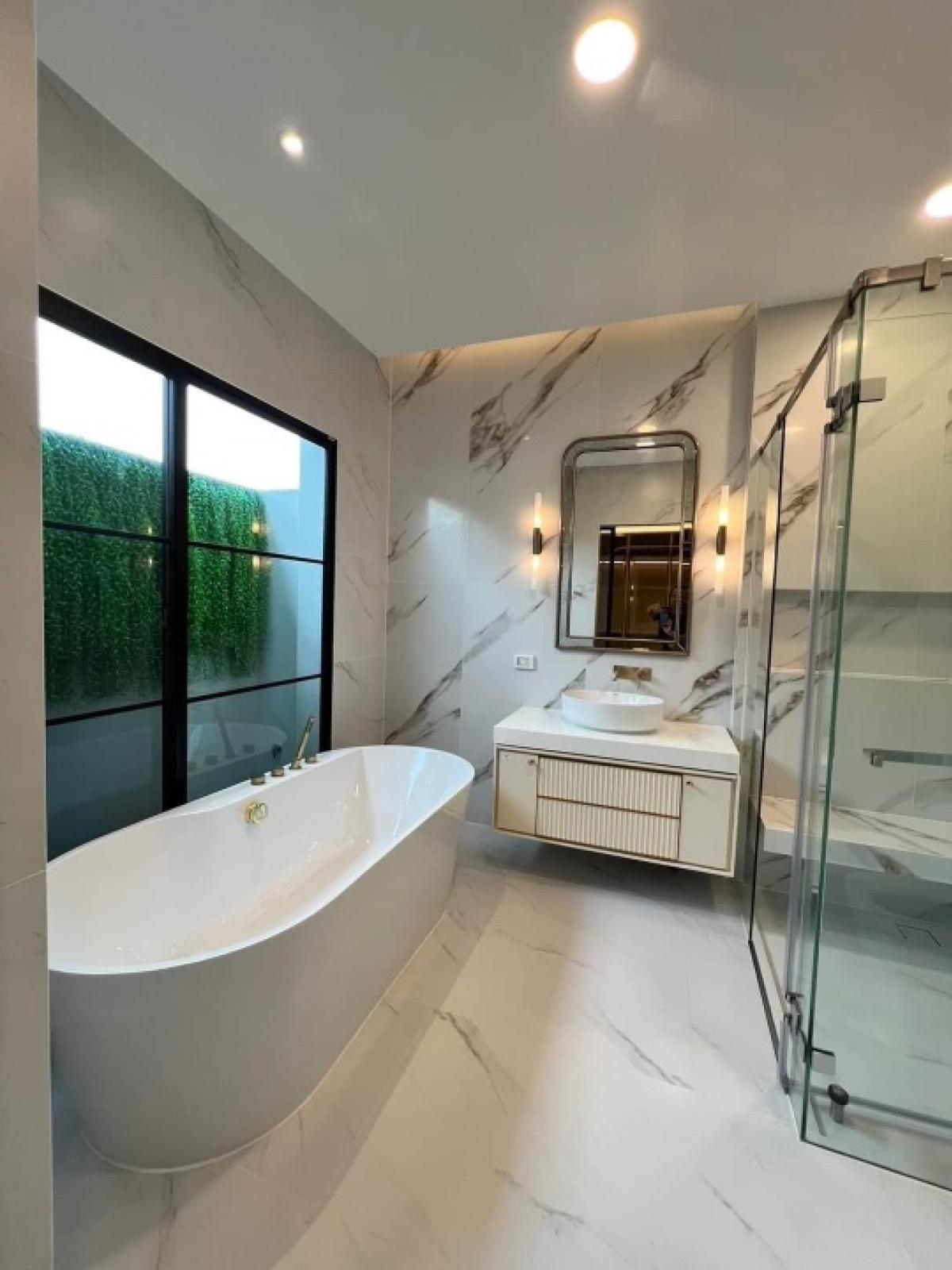 ให้เช่าบ้านพัฒนาการ ศรีนครินทร์ : 📢👇 The luxury house in good compound and security at Nantawan Rama 9 - New Krungthepkreetha,  located near Brighton International School, Wellington International School, and Suvarnabhumi Airport, fully furnished.