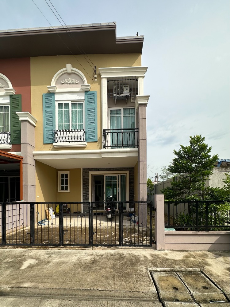 For SaleTownhomeRama5, Ratchapruek, Bangkruai : Townhome but big like a twin house, selling Golden Town Ratchaphruek-Rama 5, next to Nakhon In, near Tiwanon intersection, only 5 minutes (extra large corner plot)