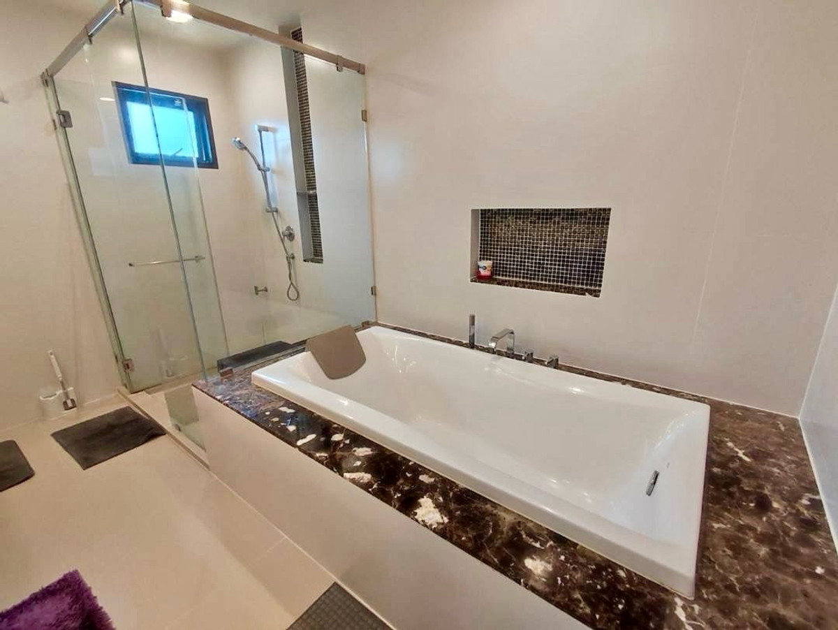 ให้เช่าบ้านพัฒนาการ ศรีนครินทร์ : ว่างพร้อมเช่า !! Detached house near Brighton international school. 4 beds 4 baths with 1 maid room. The best price and available now in #SetthasiriKrungtheekreetha