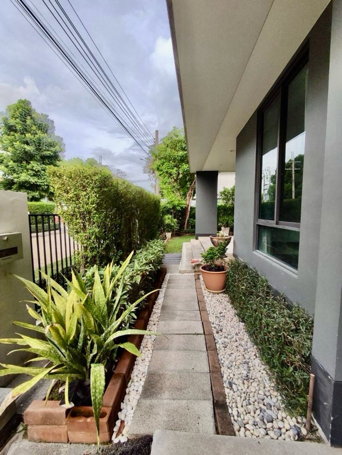 ให้เช่าบ้านพัฒนาการ ศรีนครินทร์ : ว่างพร้อมเช่า !! Detached house near Brighton international school. 4 beds 4 baths with 1 maid room. The best price and available now in #SetthasiriKrungtheekreetha