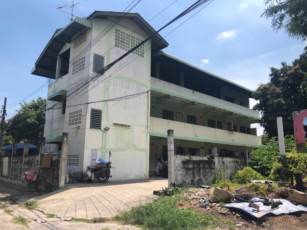 For SaleLandSathorn, Narathiwat : ✨Land for sale with a building with tenants. If you don't want tenants, you can move in. Do business or build a house, build a company. Very cheap land in the city center. Many entrances and exits. You can make an appointment to see it.