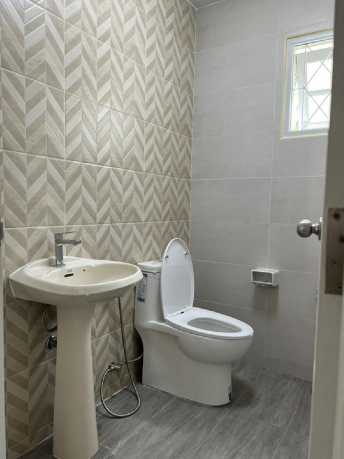 For SaleHouseRathburana, Suksawat : Reduced price to 4.69 million baht. The owner intends to renovate and move in. The neighbors are lovely, peaceful, private, suitable for couples who have just started a family. 2-storey single house, 3 bedrooms, 2 bathrooms, 2 parking spaces, 70 sq m., Ma