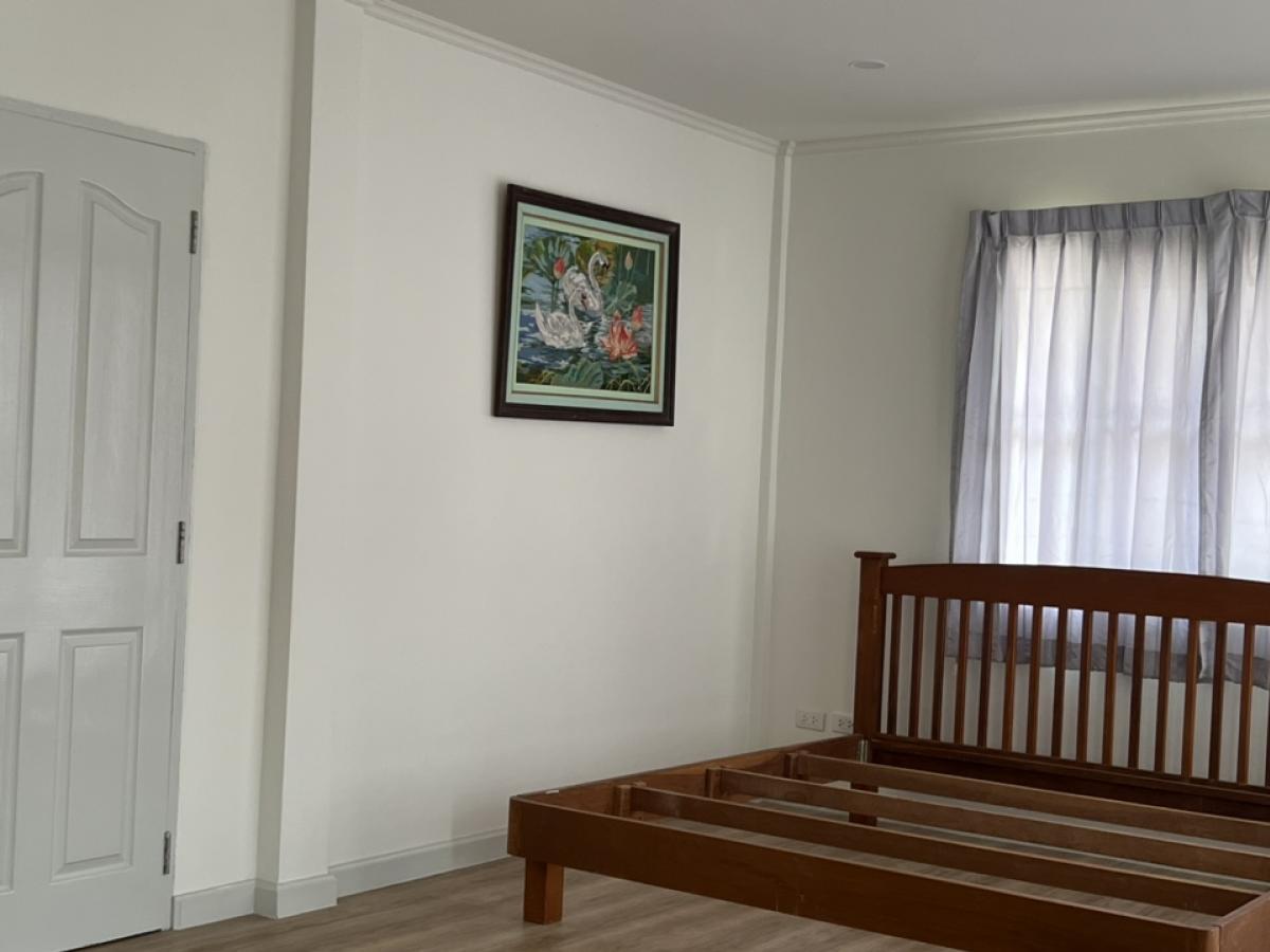 For SaleHouseRathburana, Suksawat : Reduced price to 4.69 million baht. The owner intends to renovate and move in. The neighbors are lovely, peaceful, private, suitable for couples who have just started a family. 2-storey single house, 3 bedrooms, 2 bathrooms, 2 parking spaces, 70 sq m., Ma