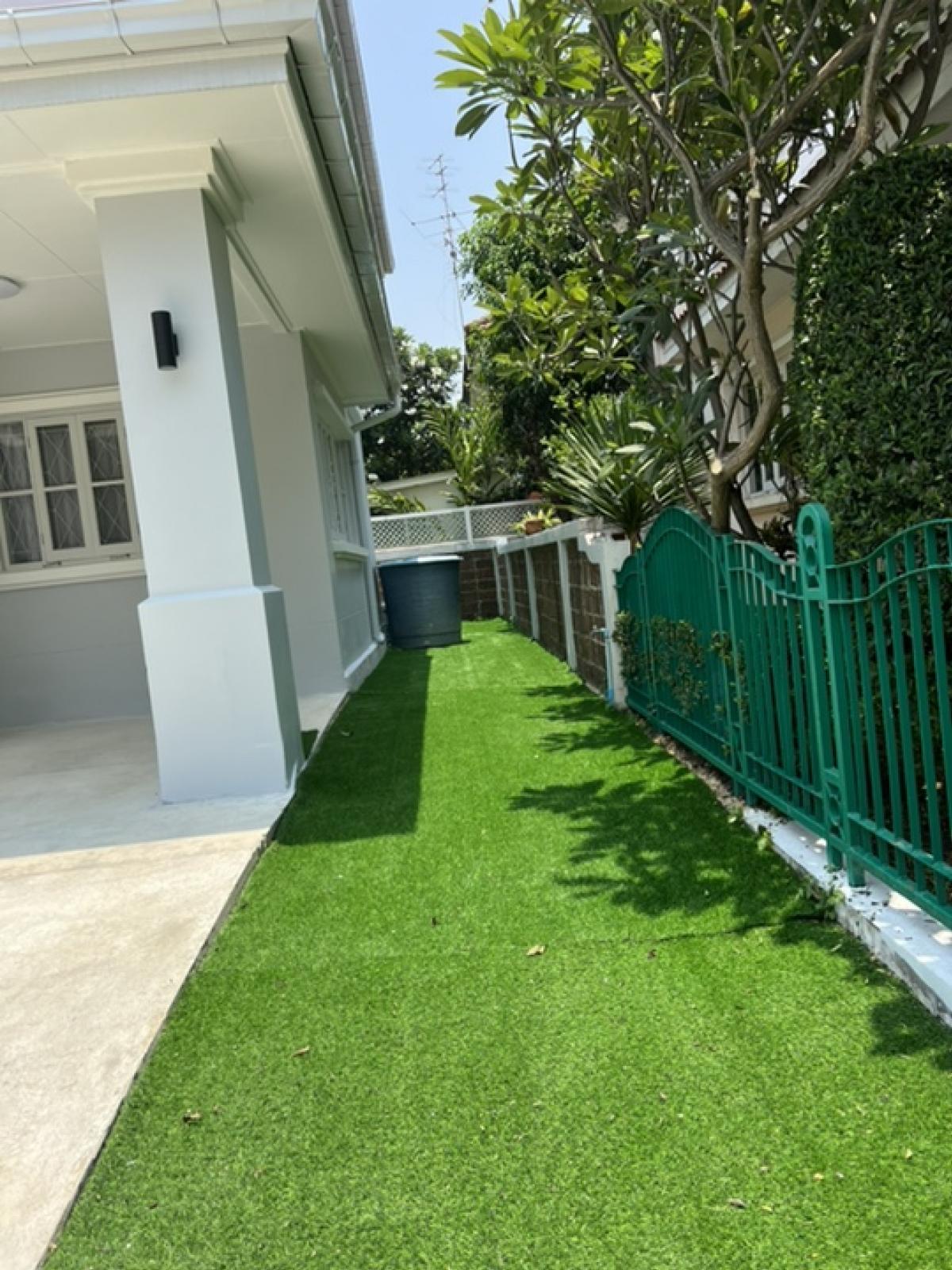 For SaleHouseRathburana, Suksawat : Reduced price to 4.69 million baht. The owner intends to renovate and move in. The neighbors are lovely, peaceful, private, suitable for couples who have just started a family. 2-storey single house, 3 bedrooms, 2 bathrooms, 2 parking spaces, 70 sq m., Ma