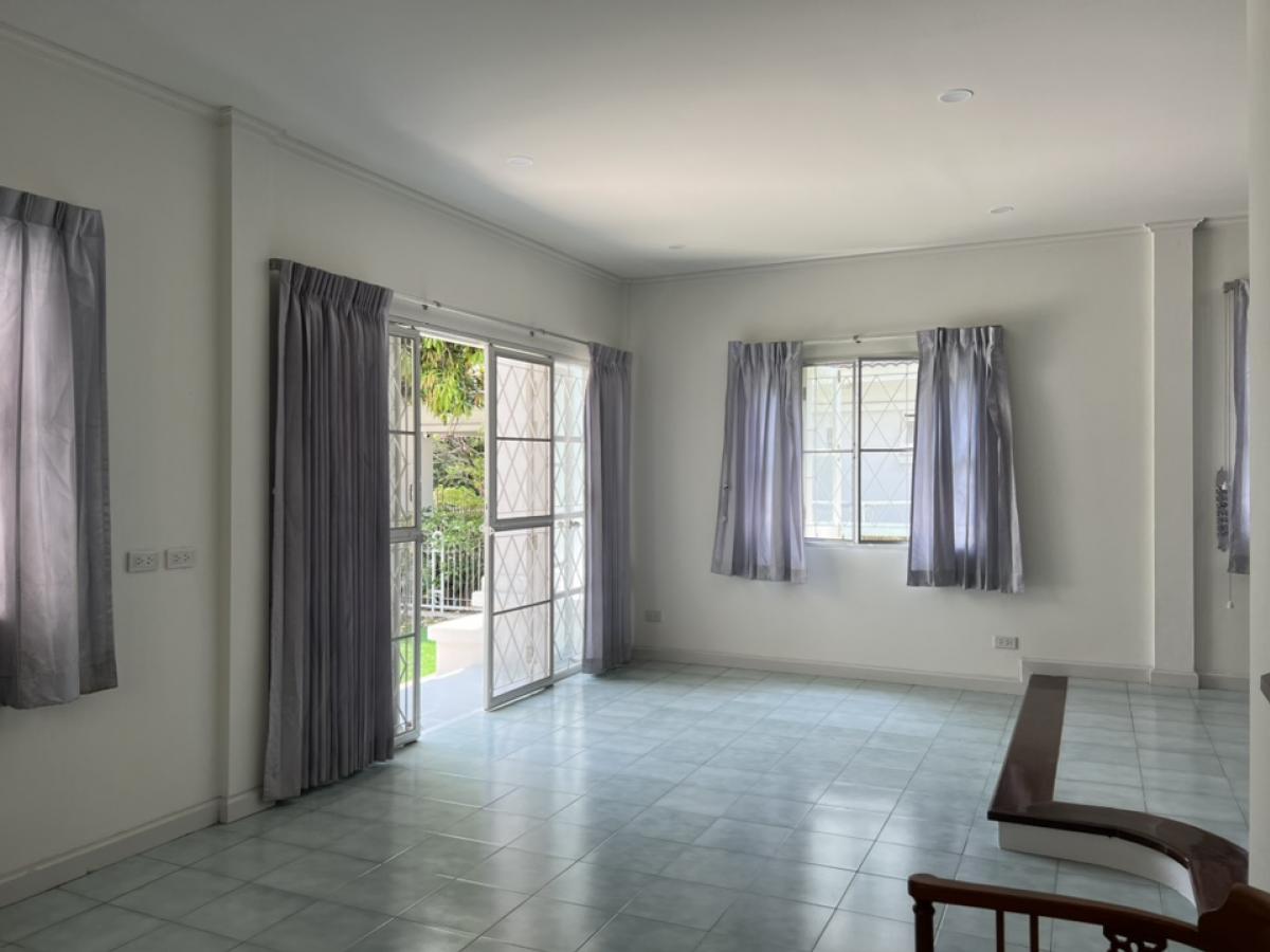 For SaleHouseRathburana, Suksawat : Reduced price to 4.69 million baht. The owner intends to renovate and move in. The neighbors are lovely, peaceful, private, suitable for couples who have just started a family. 2-storey single house, 3 bedrooms, 2 bathrooms, 2 parking spaces, 70 sq m., Ma