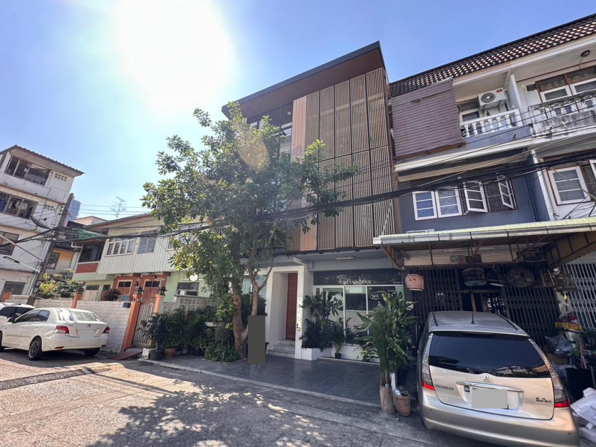 For SaleTownhomeRama3 (Riverside),Satupadit : Home office in Rama 3 area* (recently renovated) can enter and exit from both Rama 3 41 or Sathu Pradit 57 (very convenient, can enter and exit from 2 directions)