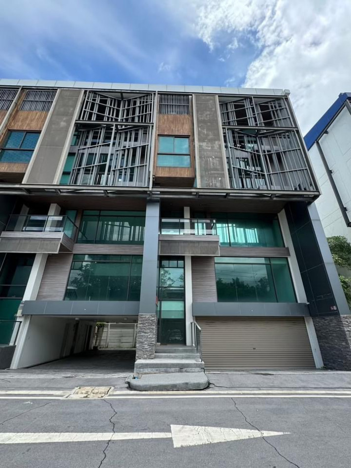 For RentOfficeSamut Prakan,Samrong : For rent: Luxury office, The Premium Bangna, on Bangna Road, with 2 elevators, parking for more than 6 cars.