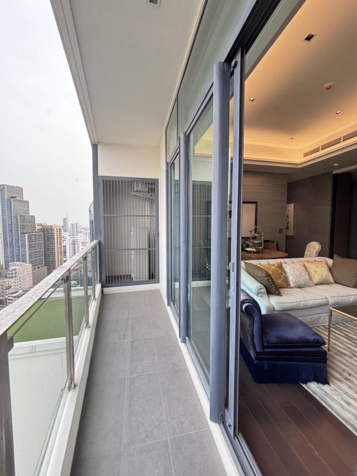 For RentCondoSukhumvit, Asoke, Thonglor : 📢👇Rare item!3 beds at The Diplomat 39, in Em District ( Emporium, EmQuartier, Emsphere) near BTS Phromphong, nice decoration , fully furnished furnish, ready to move in