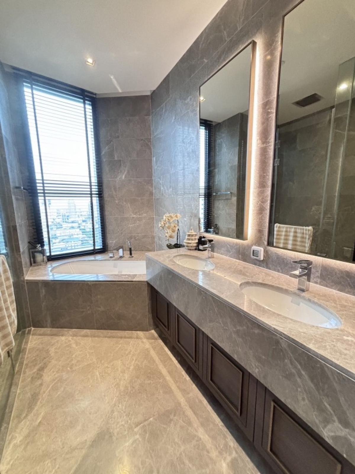 For RentCondoSukhumvit, Asoke, Thonglor : 📢👇Rare item!3 beds at The Diplomat 39, in Em District ( Emporium, EmQuartier, Emsphere) near BTS Phromphong, nice decoration , fully furnished furnish, ready to move in