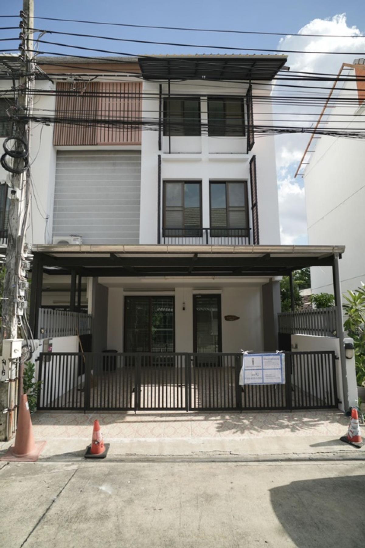 ขายทาวน์โฮมเกษตร นวมินทร์ ลาดปลาเค้า : บ้านสภาพดีมาก เจ้าของขายเองเนื่องจากย้ายไปอยู่ใกล้ที่เรียนลูก ขายทาวน์โฮม 3 ชั้น พื้นที่ 22.6 ตรว. หลังมุม อารียาโมวา 3 ห้องนอน 3 ห้องน้ำ ต่อเติมครัว รีโนเวทพร้อมอยู่ ติดสวน