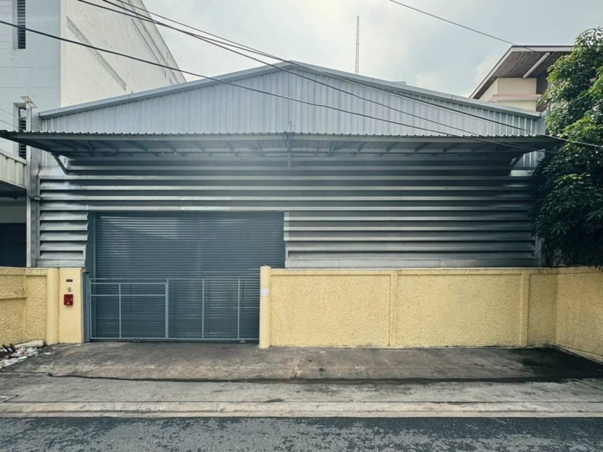 For RentWarehouseRatchadapisek, Huaikwang, Suttisan : Rent a warehouse, Ratchadaphisek - Huai Khwang, Bangkok. Area 400 square meters. For transportation, distribution of products and others.