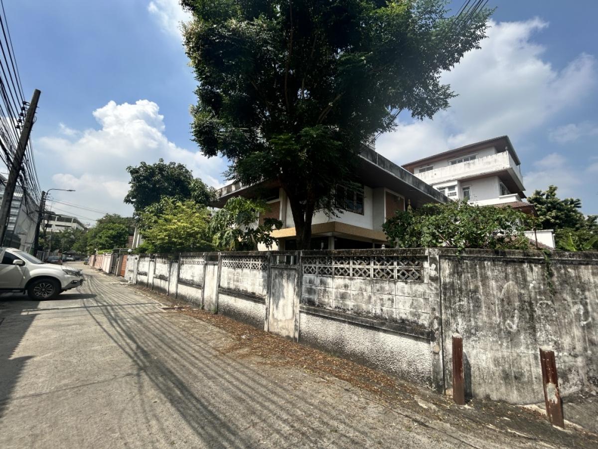 ขายบ้านรัชดา ห้วยขวาง : ขายบ้านเดี่ยวย่านลาดพร้าว 34 ลึก 700 เมตร 5 ห้องนอน 093 296 2878 2)  ใกล้ MRT ลาดพร้าว 700 เมตร