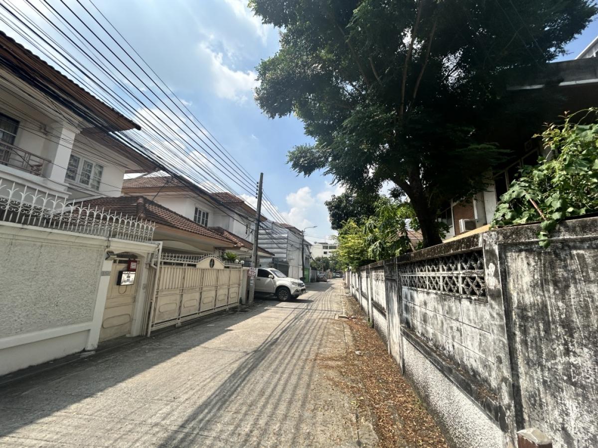 ขายบ้านรัชดา ห้วยขวาง : ขายบ้านเดี่ยวย่านลาดพร้าว 34 ลึก 700 เมตร 5 ห้องนอน 093 296 2878 2)  ใกล้ MRT ลาดพร้าว 700 เมตร