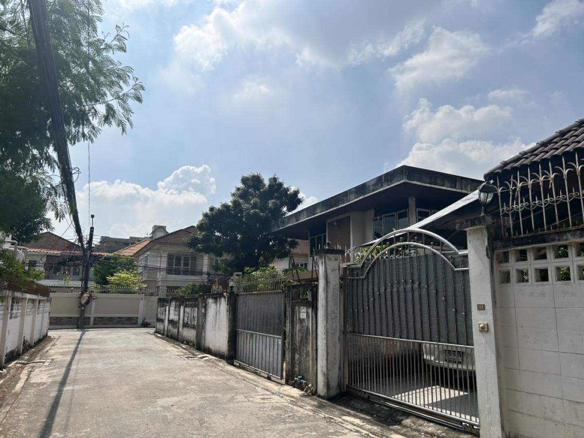 ขายบ้านรัชดา ห้วยขวาง : ขายบ้านเดี่ยวย่านลาดพร้าว 34 ลึก 700 เมตร 5 ห้องนอน 093 296 2878 2)  ใกล้ MRT ลาดพร้าว 700 เมตร