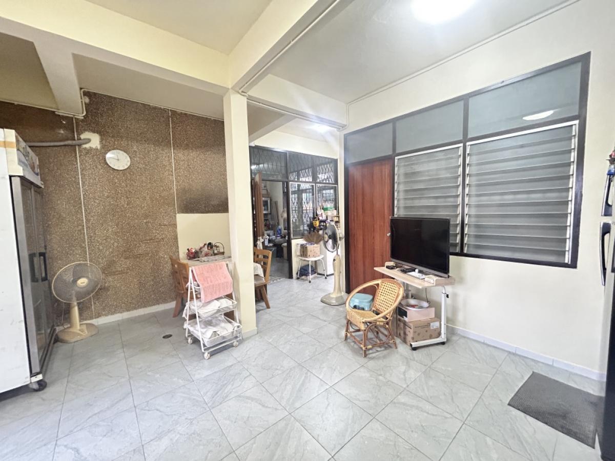 ขายบ้านรัชดา ห้วยขวาง : ขายบ้านเดี่ยวย่านลาดพร้าว 34 ลึก 700 เมตร 5 ห้องนอน 093 296 2878 2)  ใกล้ MRT ลาดพร้าว 700 เมตร