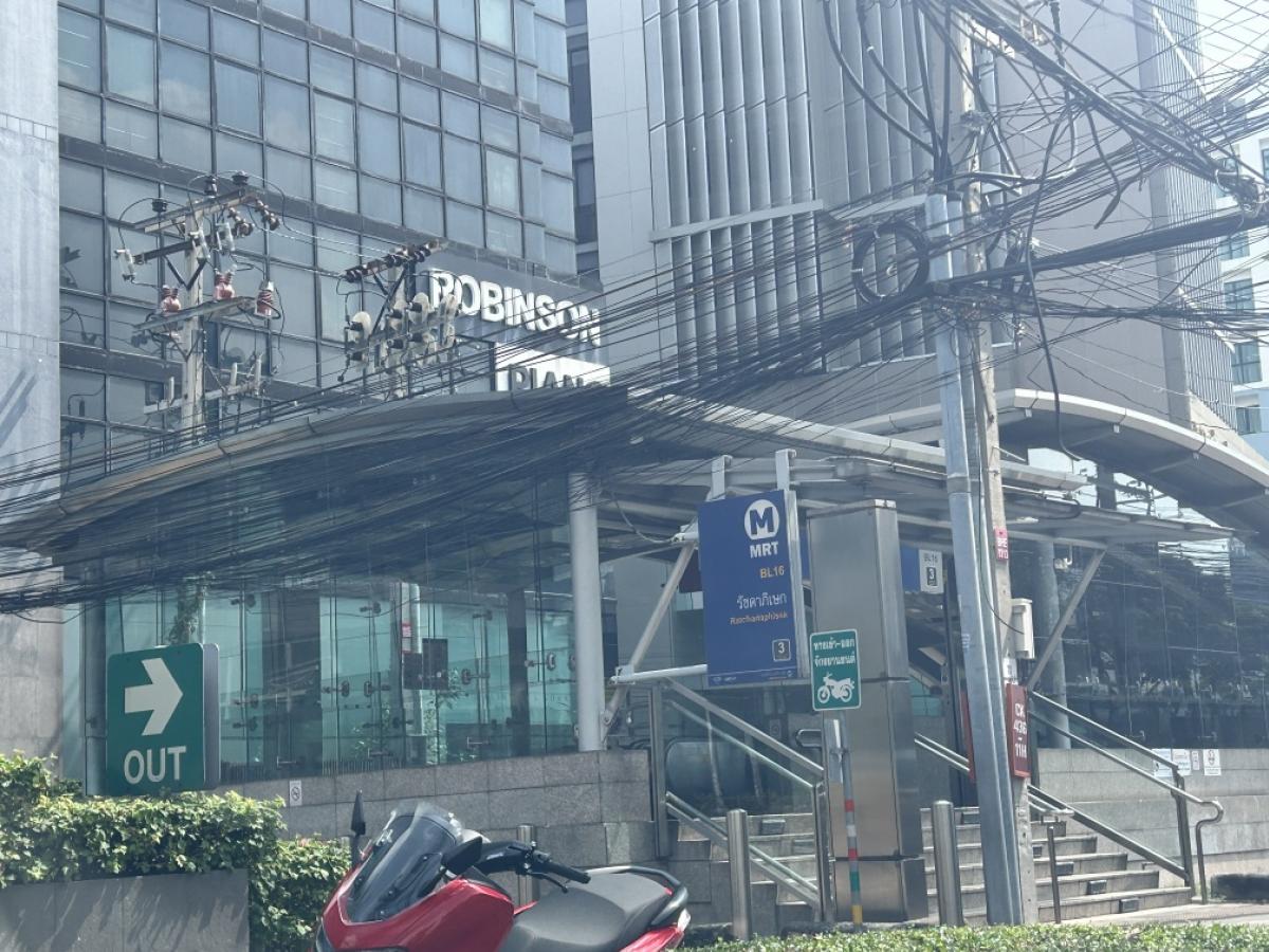 For SaleHouseRatchadapisek, Huaikwang, Suttisan : For sale: 2-storey detached house, Soi Lat Phrao 34, enter the alley about 700-800 meters only, 5 bedrooms, 2 bathrooms.