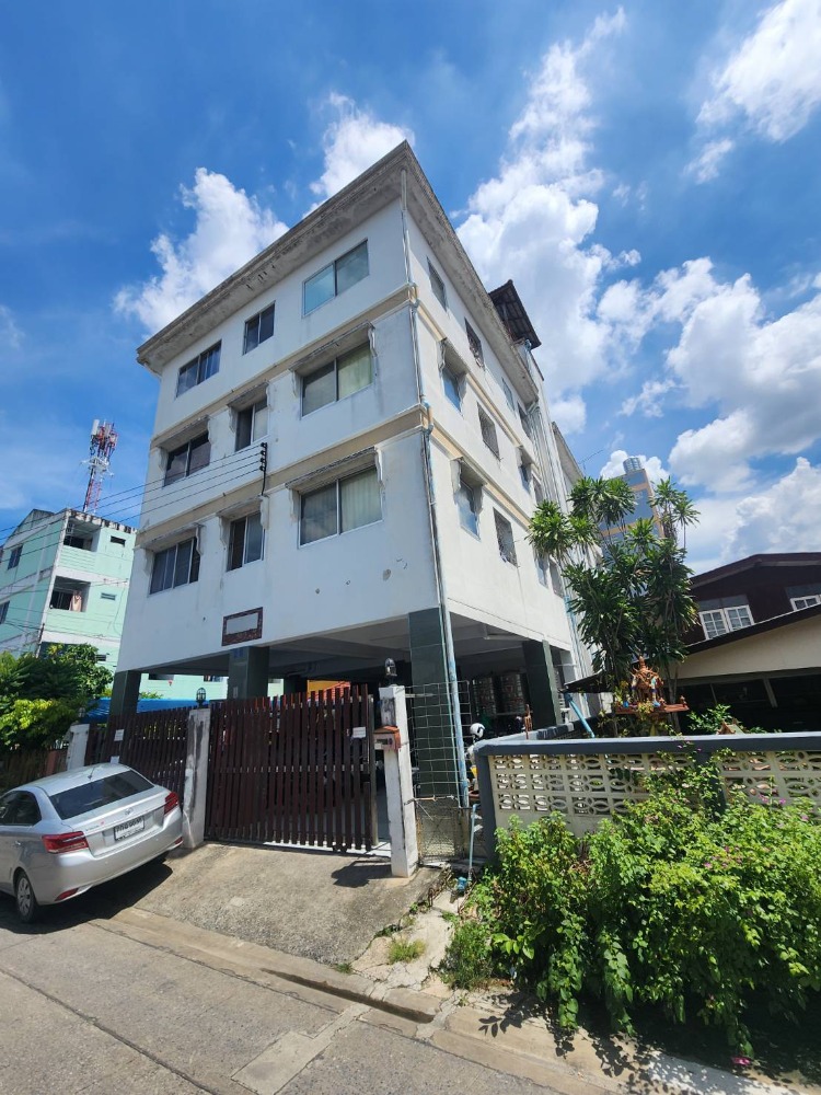 For SaleHotel&Apartment BusinessLadkrabang, Suwannaphum Airport : Income 1,008,000 bath/years yield7% full building tenants!! Selling apartments 28 rooms near Lardkrabang industrial.