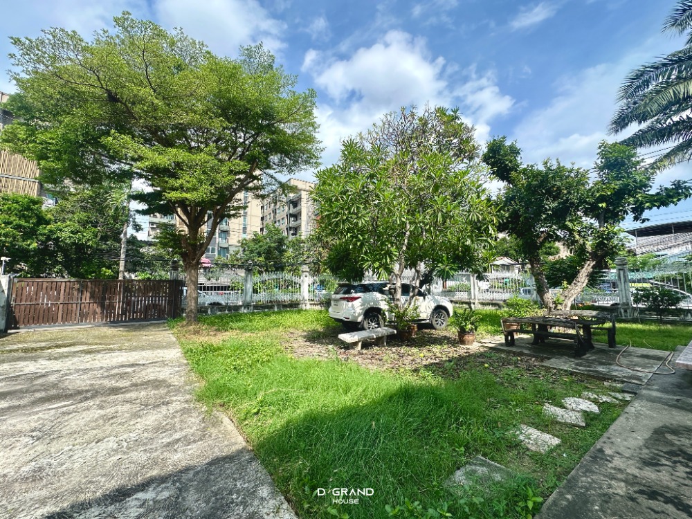 ขายที่ดินอ่อนนุช อุดมสุข : ที่ดินพร้อมสิ่งปลูกสร้าง ในซอยสุขุมวิท 𝟵𝟳/𝟭 พื้นที่กว้างขวาง ทำเลดี ใกล้รถไฟฟ้าสถานีบางจากเพียง 𝟴𝟬𝟬 เมตร