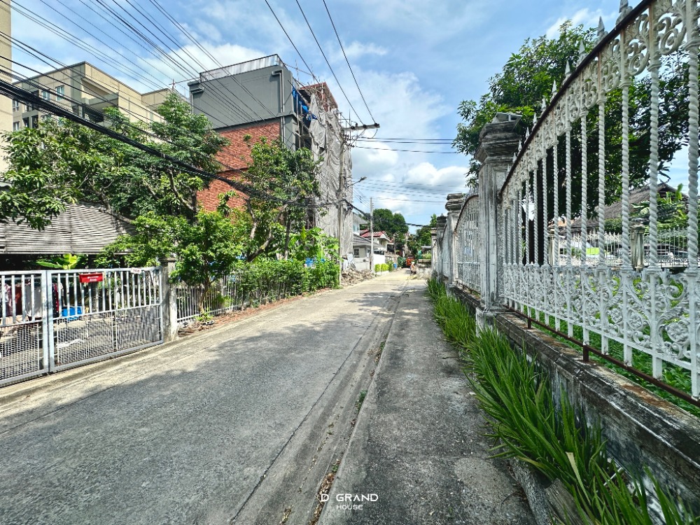 ขายที่ดินอ่อนนุช อุดมสุข : ที่ดินพร้อมสิ่งปลูกสร้าง ในซอยสุขุมวิท 𝟵𝟳/𝟭 พื้นที่กว้างขวาง ทำเลดี ใกล้รถไฟฟ้าสถานีบางจากเพียง 𝟴𝟬𝟬 เมตร