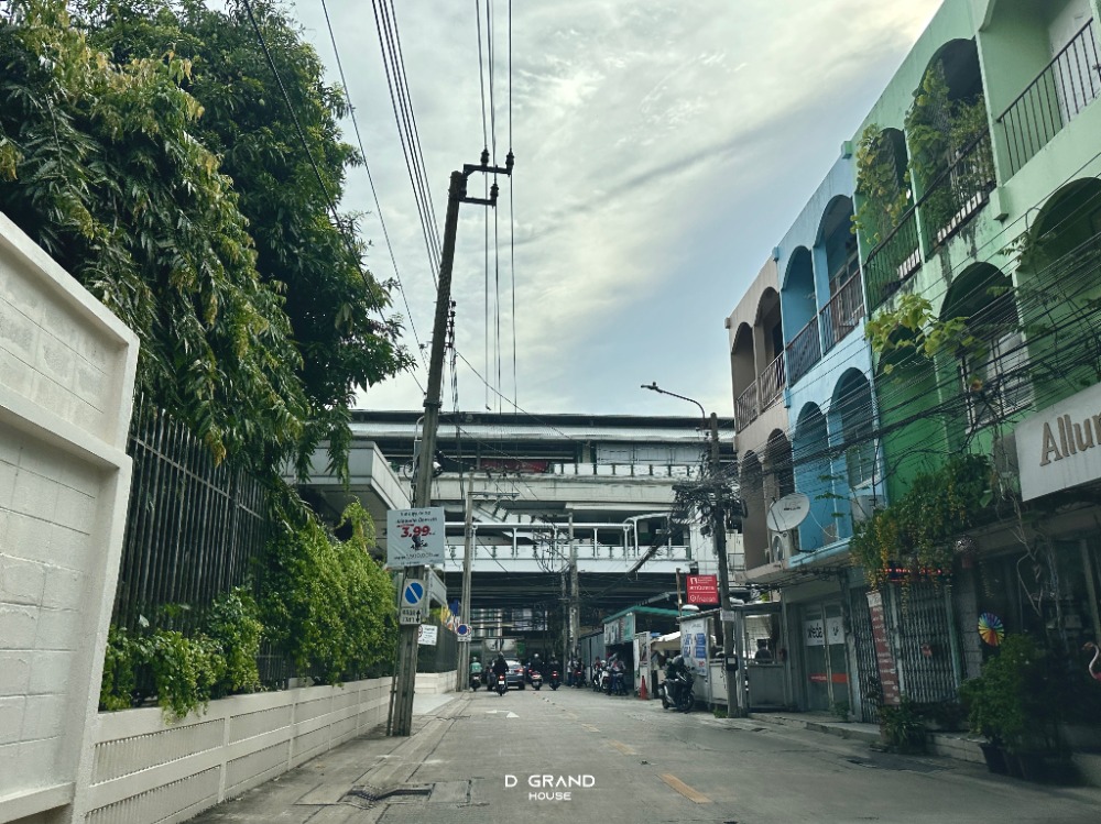 ขายที่ดินอ่อนนุช อุดมสุข : ที่ดินพร้อมสิ่งปลูกสร้าง ในซอยสุขุมวิท 𝟵𝟳/𝟭 พื้นที่กว้างขวาง ทำเลดี ใกล้รถไฟฟ้าสถานีบางจากเพียง 𝟴𝟬𝟬 เมตร