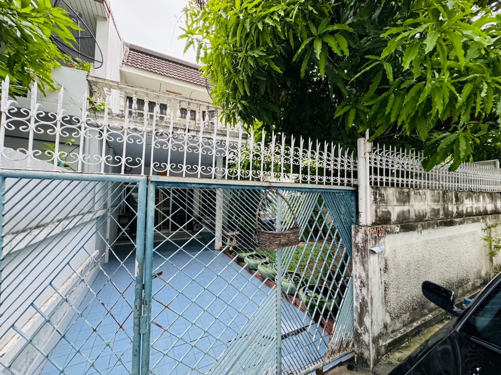 For SaleTownhomeLadprao, Central Ladprao : Urgent sale, 2-storey townhouse, 3 bedrooms, 2 bathrooms, 40 sq m., Yoo Charoen Village, Lat Phrao 18, good price, LINE@NYLE