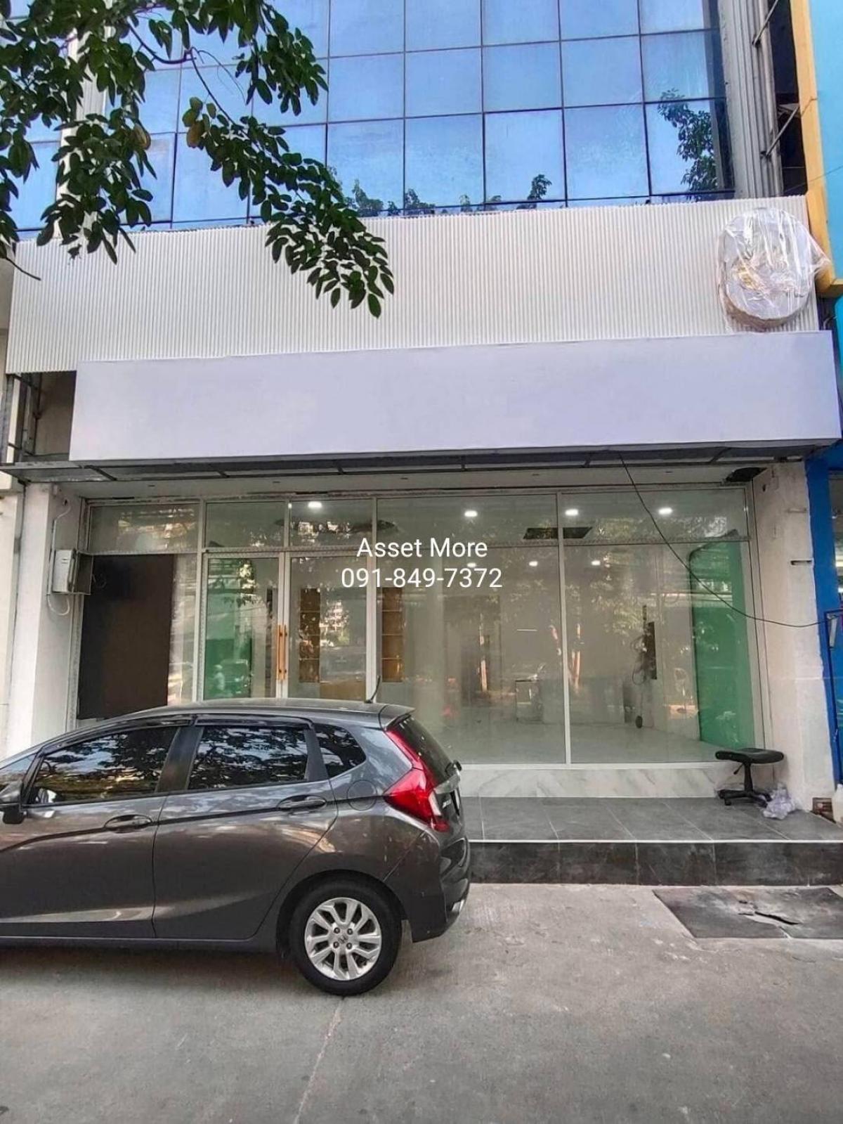 For RentShop HouseSapankwai,Jatujak : Rental on the first floor, rare location !!  Next to the road, there is a parking lot, suitable for office, clinic, stock, café, storage, stock, Inthamarak Spa Spa Spa Saradit Din Daeng