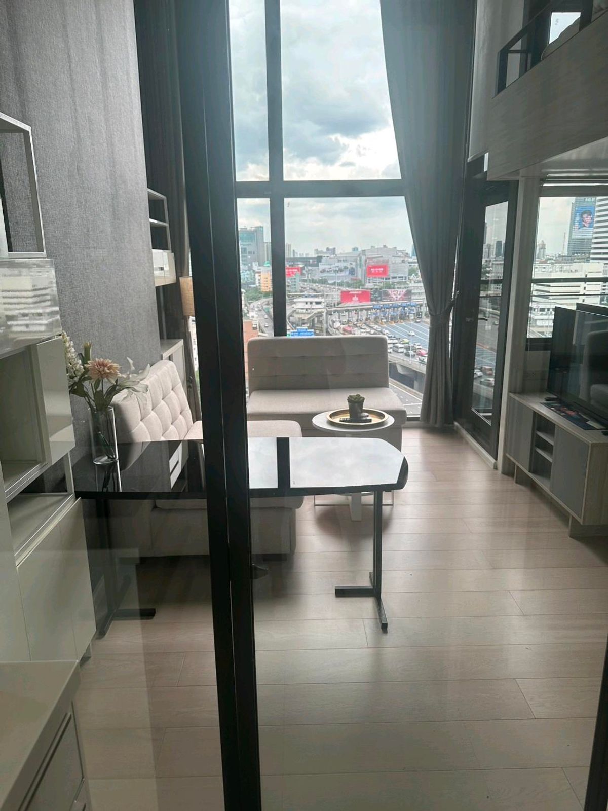 ให้เช่าคอนโดพระราม 9 เพชรบุรีตัดใหม่ RCA : [Rent] ปล่อยเช่าราคาดี ห้อง Duplex 1 Bath Chewathai Resident Asoke เฟอร์นิเจอร์ครบ พร้อมเข้าอยู่