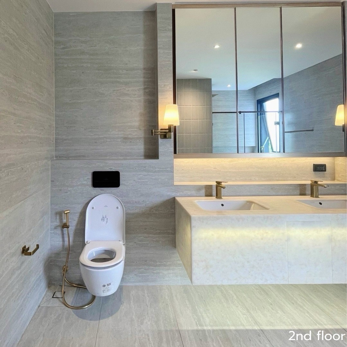 For RentHousePattanakan, Srinakarin : *Owner post* For rent Bugaan krungthep kreetha 3-storey detached house, modern luxury, with elevator, swimming pool view, ready to move in