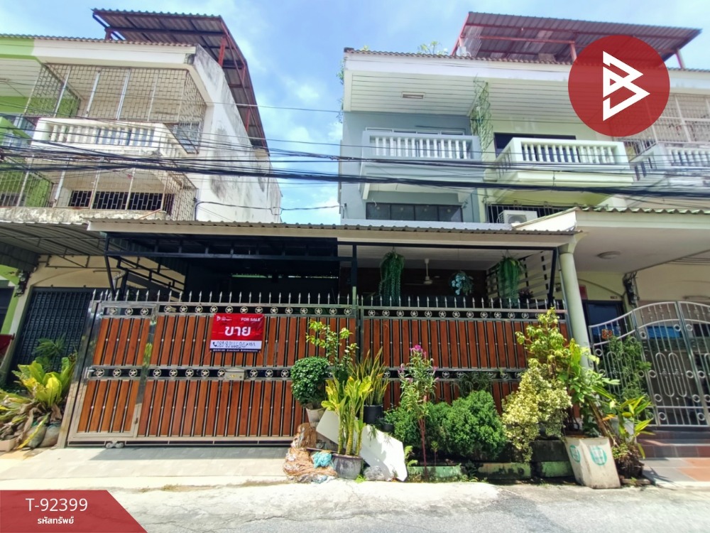 For SaleShop HouseLadkrabang, Suwannaphum Airport : Commercial building for sale, 3 floors, Chom Duean 3 Village, Prawet, Phra Khanong, Bangkok. Project: Chom Duean 3 Village, Prawet