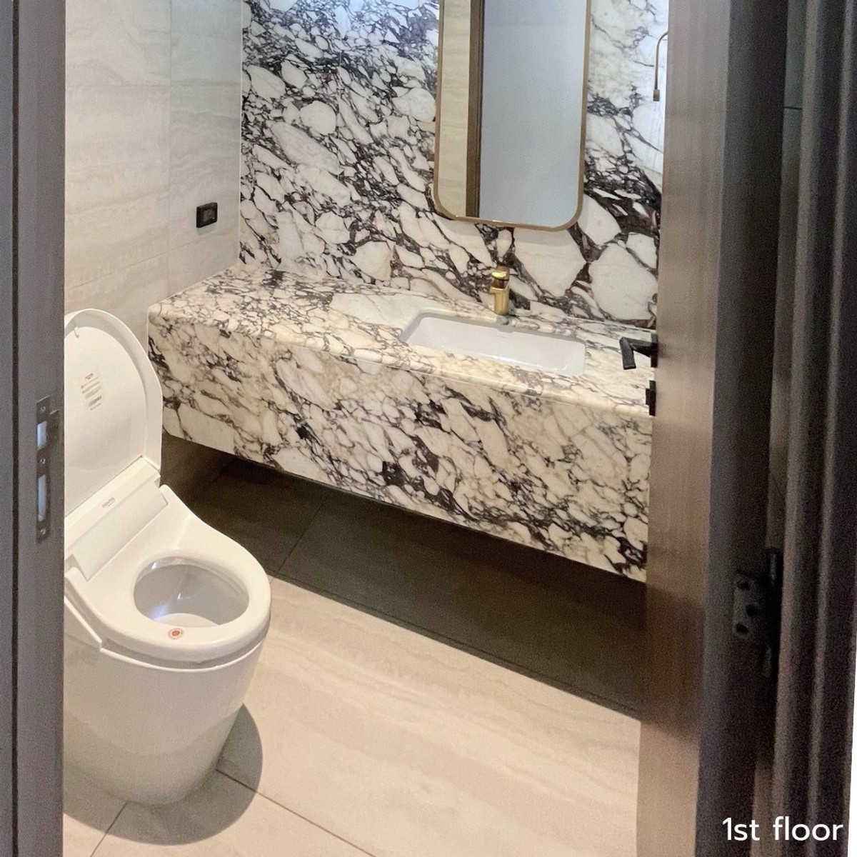 For RentHousePattanakan, Srinakarin : *Owner post* For rent Bugaan krungthep kreetha 3-storey detached house, modern luxury, with elevator, swimming pool view, ready to move in