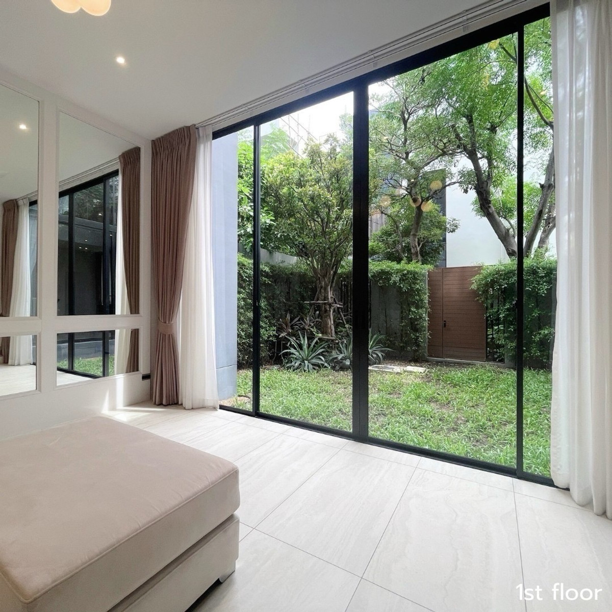 For RentHousePattanakan, Srinakarin : *Owner post* For rent Bugaan krungthep kreetha 3-storey detached house, modern luxury, with elevator, swimming pool view, ready to move in