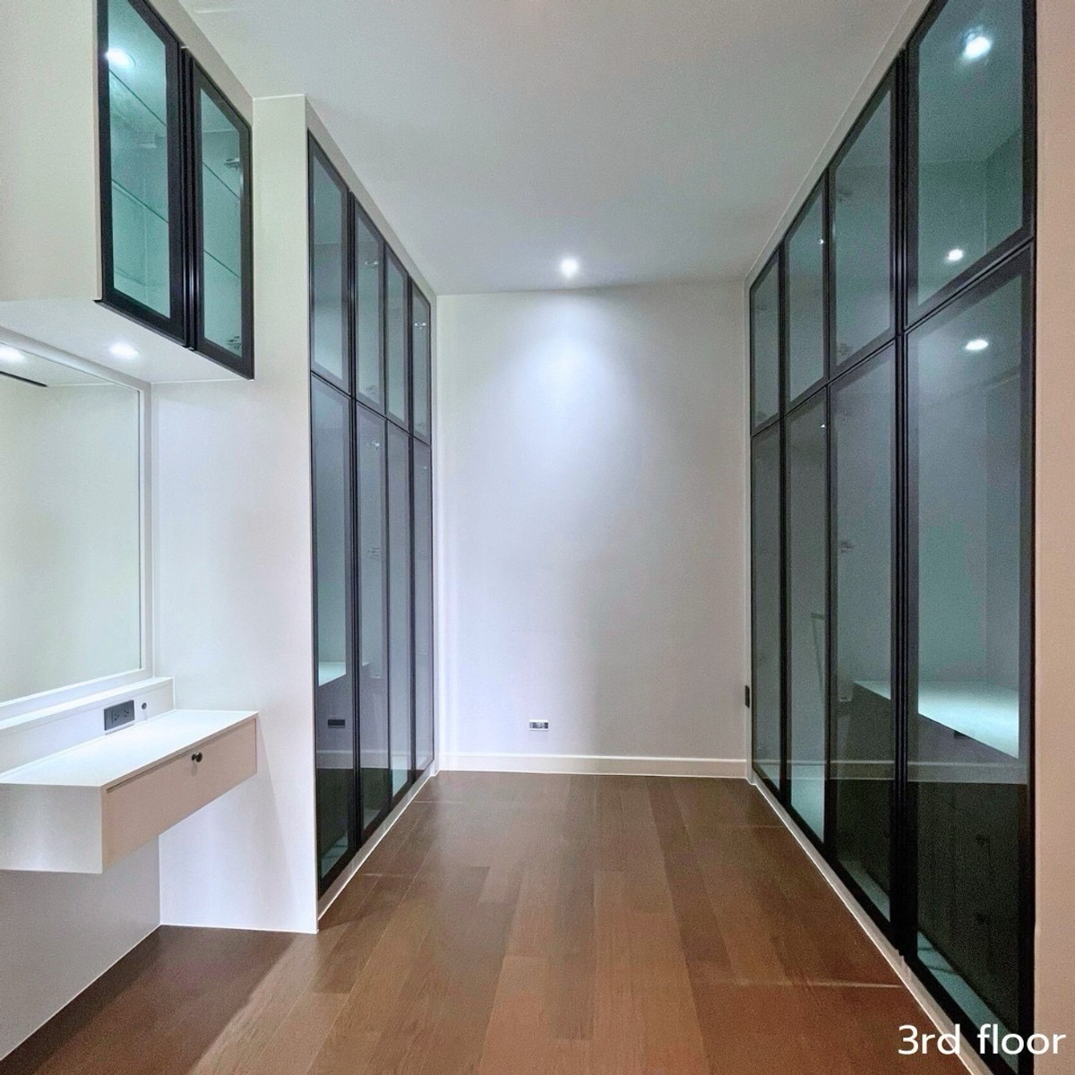 For RentHousePattanakan, Srinakarin : *Owner post* For rent Bugaan krungthep kreetha 3-storey detached house, modern luxury, with elevator, swimming pool view, ready to move in