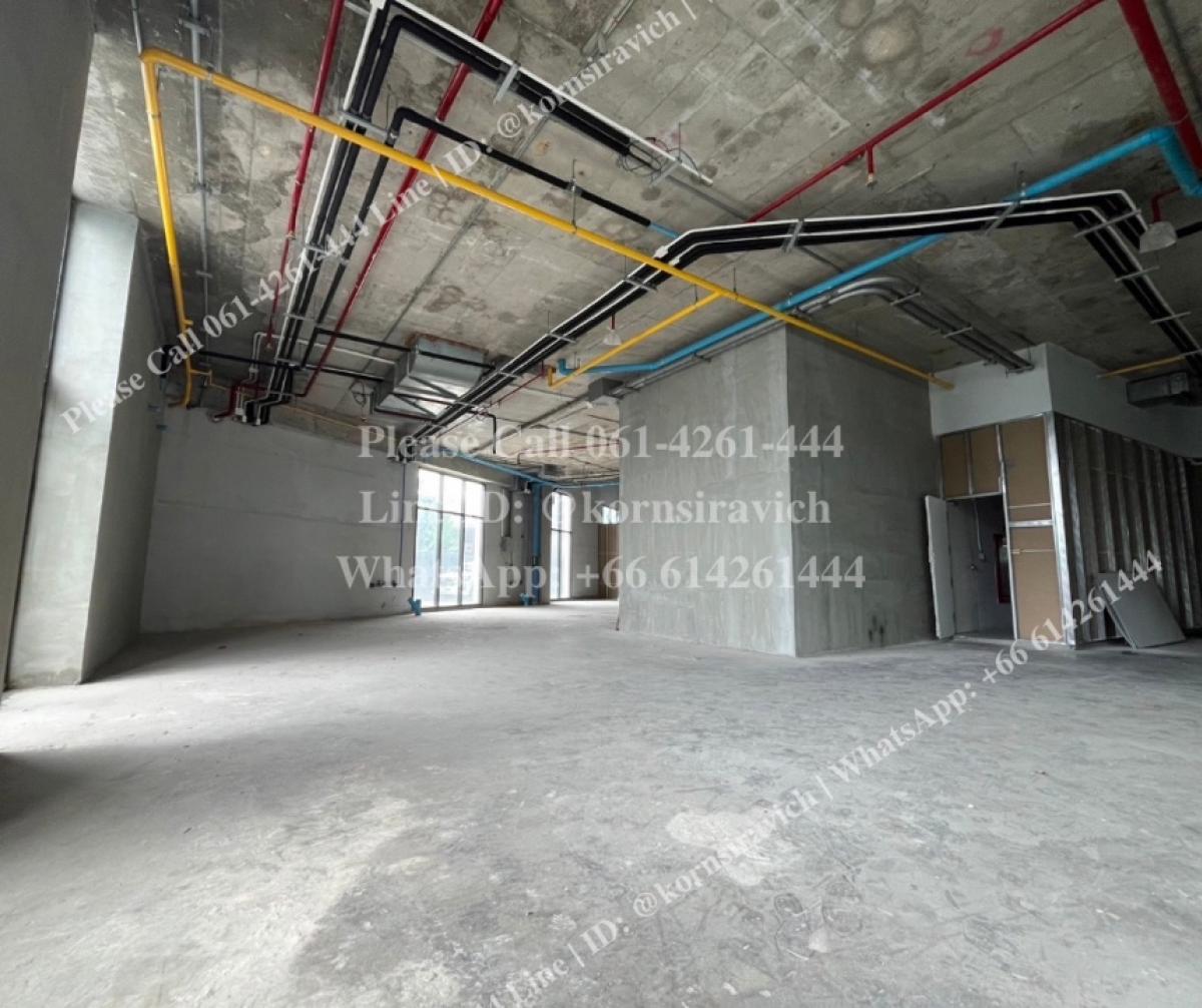 For RentRetail SpacePattanakan, Srinakarin : Rental space for business, G floor, Srinakarin Road, with 3,255 condo units around, with parking space