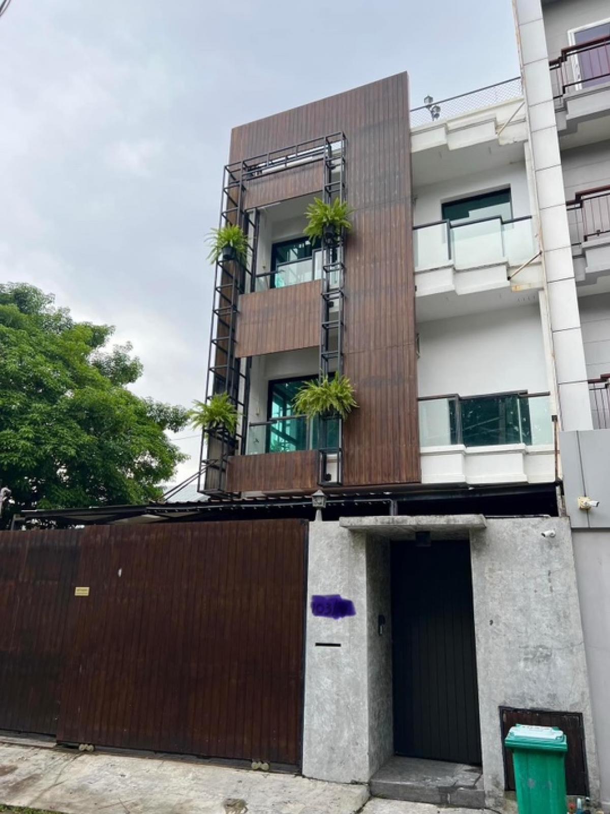 For RentTownhomeSapankwai,Jatujak : 📢👇For rent Townhouse located Phahonyothin road near Ari and Saphan Kwai, surrounded by many restaurants, supermarkets, hospitals.