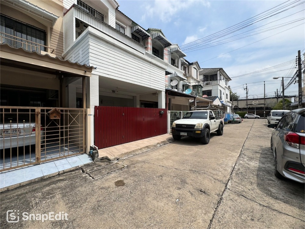 For RentTownhomeLadkrabang, Suwannaphum Airport : Townhouse for rent in the city center village, Soi Rama 9 43, near The Nine shopping mall, price 29,000 baht/month (N.1316)