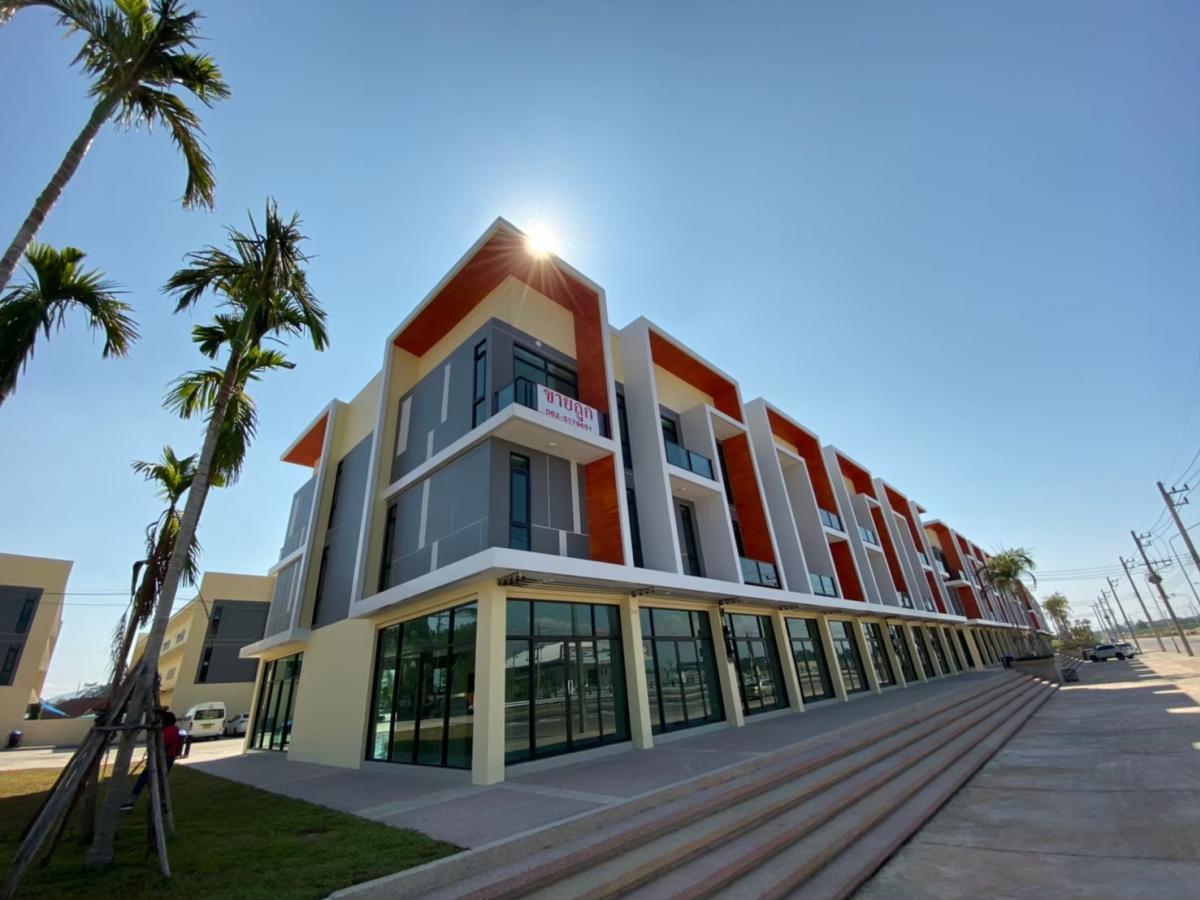 For RentShop HouseChiang Rai : For sale-for rent, 3-storey commercial building, corner of Tha Sai intersection, prime location, next to the airport bypass.