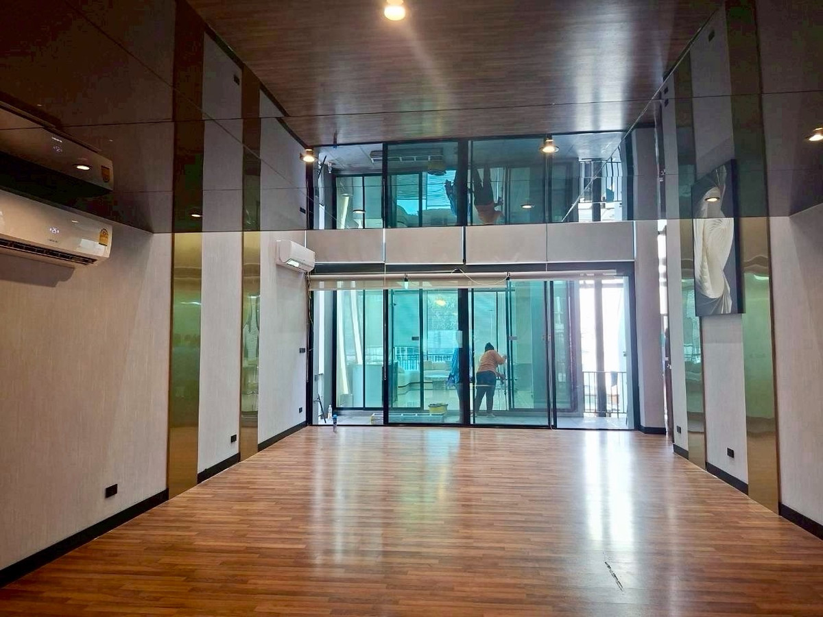 ให้เช่าโฮมออฟฟิศรัชดา ห้วยขวาง : 😍😍😍 ด่วน พร้อมอยู่ โฮมออฟฟิศ 3.5ชั้น หลังใหญ่ ใจกลางเมือง✅✅✅