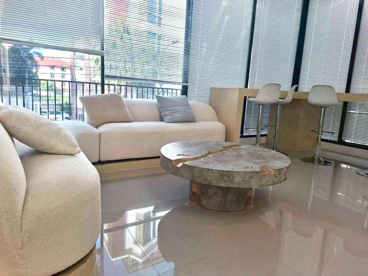 ให้เช่าโฮมออฟฟิศรัชดา ห้วยขวาง : 😍😍😍 ด่วน พร้อมอยู่ โฮมออฟฟิศ 3.5ชั้น หลังใหญ่ ใจกลางเมือง✅✅✅