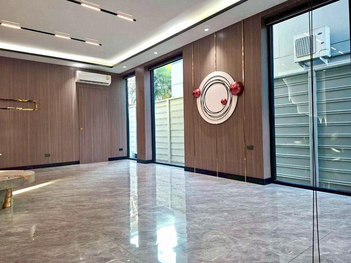 ให้เช่าโฮมออฟฟิศรัชดา ห้วยขวาง : 😍😍😍 ด่วน พร้อมอยู่ โฮมออฟฟิศ 3.5ชั้น หลังใหญ่ ใจกลางเมือง✅✅✅