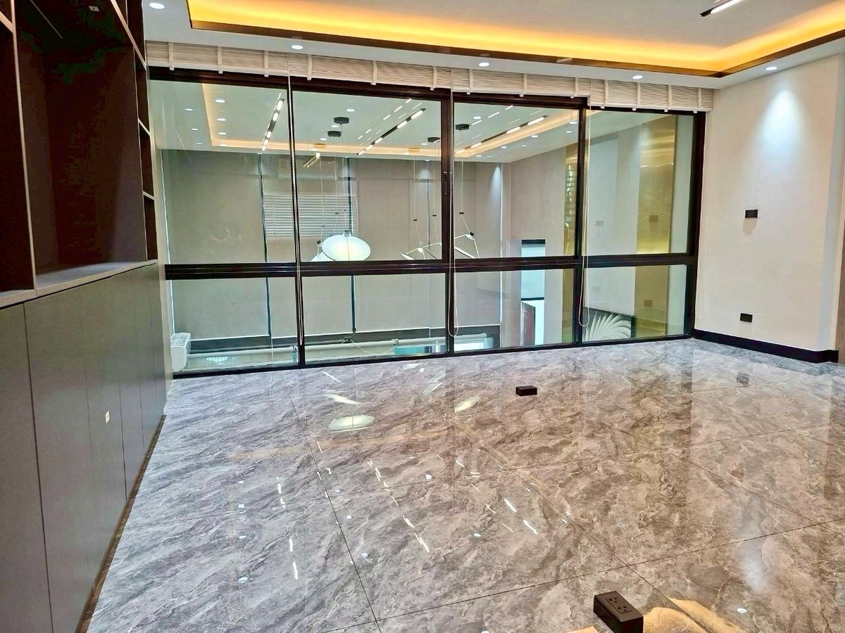 ให้เช่าโฮมออฟฟิศรัชดา ห้วยขวาง : 😍😍😍 ด่วน พร้อมอยู่ โฮมออฟฟิศ 3.5ชั้น หลังใหญ่ ใจกลางเมือง✅✅✅