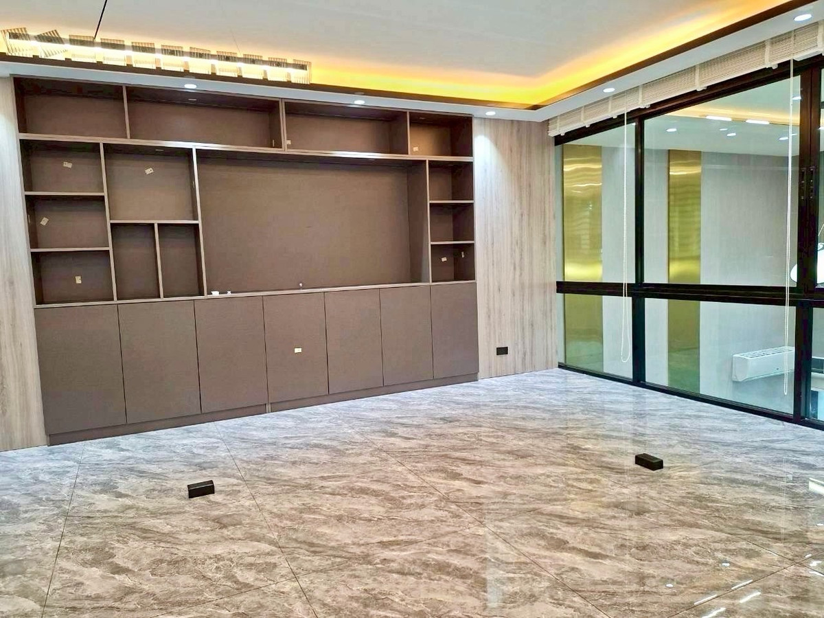 ให้เช่าโฮมออฟฟิศรัชดา ห้วยขวาง : 😍😍😍 ด่วน พร้อมอยู่ โฮมออฟฟิศ 3.5ชั้น หลังใหญ่ ใจกลางเมือง✅✅✅