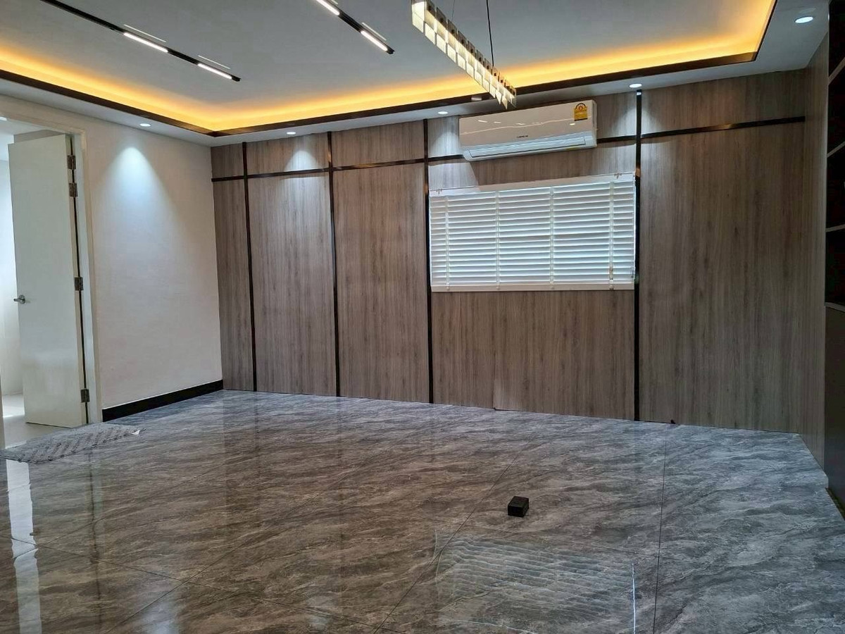 ให้เช่าโฮมออฟฟิศรัชดา ห้วยขวาง : 😍😍😍 ด่วน พร้อมอยู่ โฮมออฟฟิศ 3.5ชั้น หลังใหญ่ ใจกลางเมือง✅✅✅