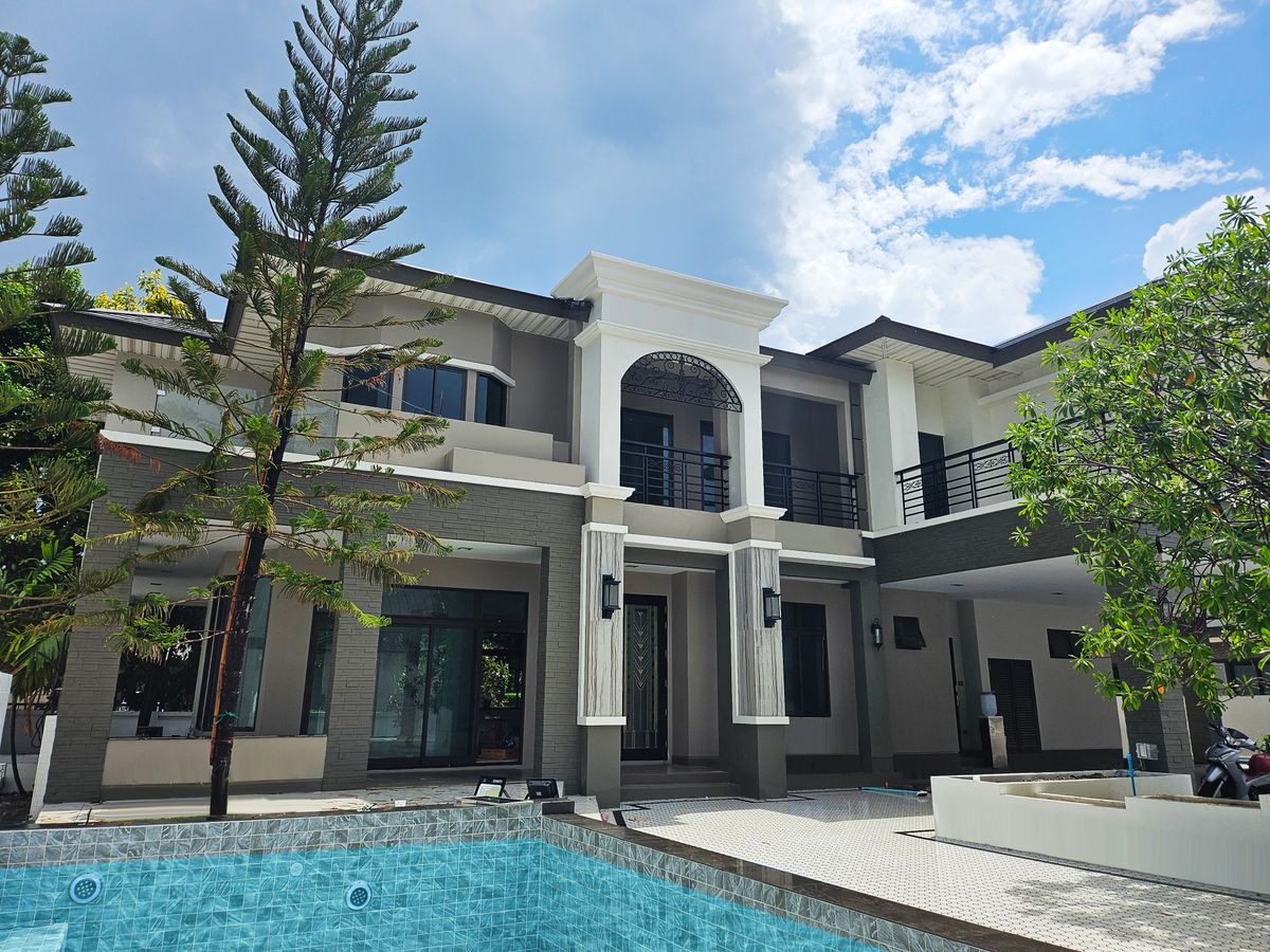 For SaleHouseLadkrabang, Suwannaphum Airport : Sale!! luxury House in Perfect Master Piece Sukhumwit 77 /Private Zone only 16 Units.