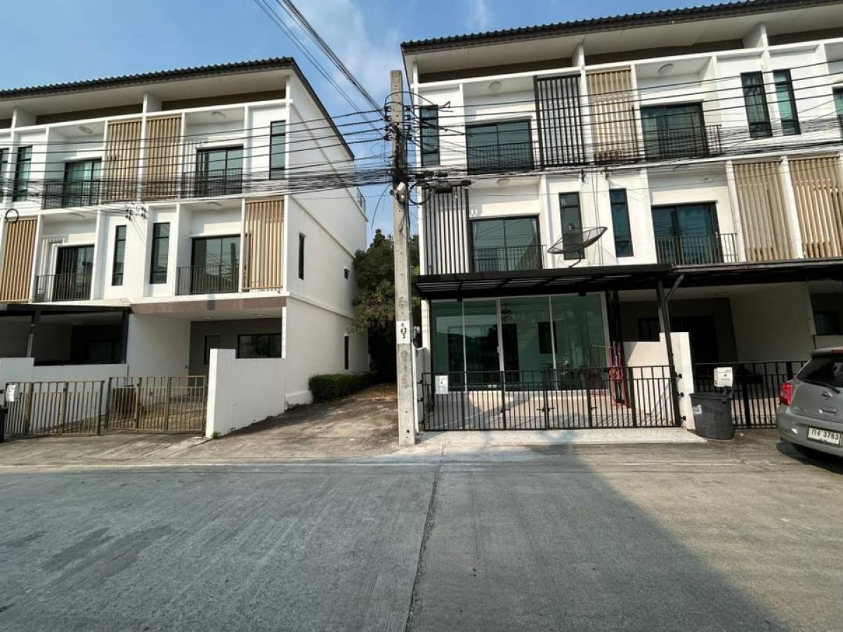 For RentTownhomePattanakan, Srinakarin : Urgent rent, Townhome, Patio Srinakarin - Rama 9